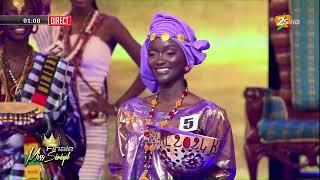 LES MISS, EN TENUE TRADITIONNELLE, SEDUISENT LE PUBLIC AVEC LEURS DEMARCHES ET DES MOTS PERCUTANTS