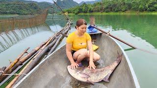 The girl used electricity to light up her fish trap at night to catch big fish.