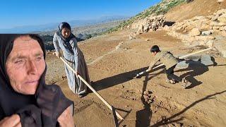 Glensa's attempt to build a shelter in the waterless desert for herself and her young son