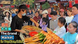 中國昆明城市大集市：牛肉煎餅放開吃，奶茶現烤玫瑰香，米糕餌塊吃法花樣多，酸甜辣爽都齊全，焦香烤肉惹人愛，超級厲害吹糖人，人群熙攘熱鬧非凡友好熱情，一次必讓你體驗夠中國傳統美食文化