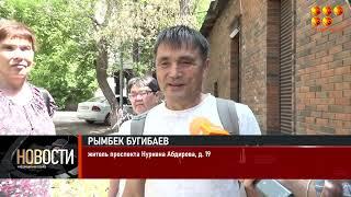 Просверливают и заливают непонятной жидкостью деревья в Караганде
