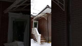 Навес над входом в стиле лофт с монолитным поликарбонатом