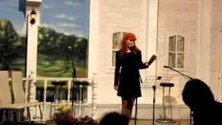 Елена Жмачинская читает стихи.AVI