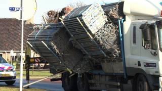 Lading valt bijna van vrachtwagen, rotonde rondweg Wierden geblokkeerd