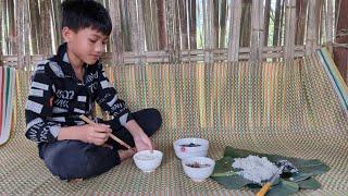 Nam - poor boy:Picking forest vegetables for sale. Buy bowls, chopsticks and buy food to cook a meal