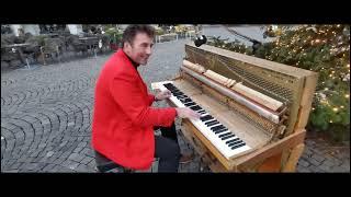 Boogie Woogie Around the Christmastree with Nico Brina - solopiano streetpiano