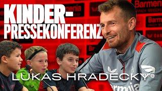 "Ronaldo oder Messi?"  – "Boniface!"  | Kinder-Pressekonferenz mit Bayer 04-Kapitän Lukas Hradecky