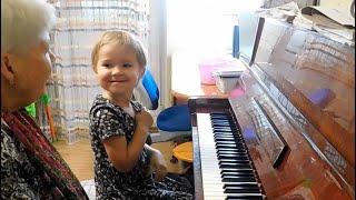 Радослава Лемешкина, 3 года. Игра с аккомпанементом на четырех нотах. Транспонирование.