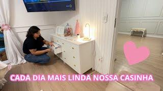 UMA PEQUENA MUDANÇA DEU TOTAL DIFERENÇA! MONTAMOS NOSSO APARADOR | A SALA ESTÁ FICANDO LINDA!