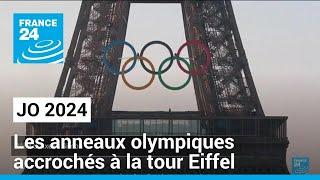 JO 2024 : les anneaux olympiques accrochés à la tour Eiffel • FRANCE 24