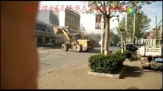 Shocking fight between scrapers in N  China  China org cn