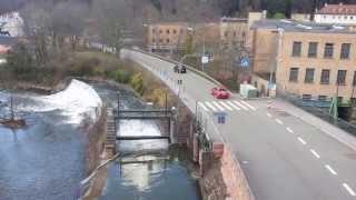 Bubi mit dem Waveboard über Bogenbrücke Weissenstein