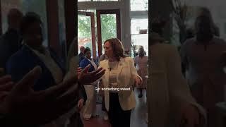 Kamala Harris - Ho dovuto prendere un dolcetto al Dottie's Market a Savannah. (30.08.25)