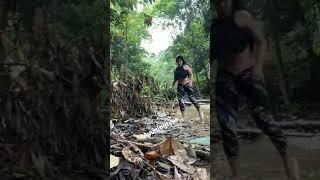 Cewek Sexy Kebelet Pipis Di Hutan