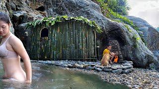 Build a sturdy bamboo shelter next to a big river - Bushcraft survival and catching fish