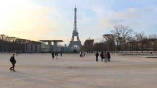 Loca residents urge Paris to clean up the Champs de Mars