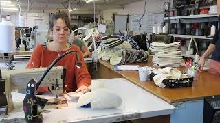 La fabrication des charentaises Penn Ar BD dans les ateliers Rivalin à Quimper.