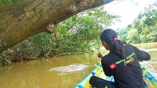 Jangan mau mancing saat banjir dan air keruh kalau tidak mau bernasib mujur