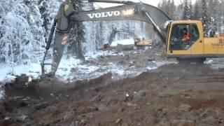 VOLVO EC 290 gräver skogsväg