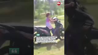 Mimin jadi penasaran, gimana cara adeknya bisa turun dari motor ya bolo?