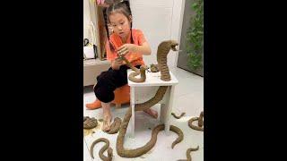 My daughter made a snake out of mud and asked me to cooperate#funny videos#comedy#cute