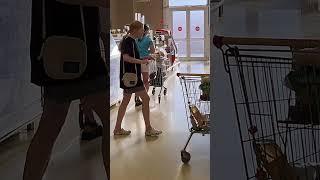 Анапа! Жесть! Девушку катают в продуктовой тележке!