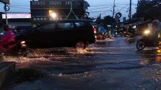 detik2 banjir sekitar  pintu tol BITUNG  arah CIKUPA(1)