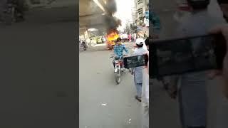 Gujranwala ma Riksha wala na Apna he Riksha ko Agg lga di