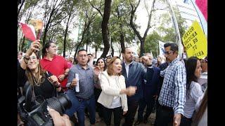 Senadoras y senadores del PAN a su paso entre manifestantes a la sede del  Senado