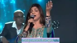 Alka Yagnik Singing "Mahendi Hai Rachne Wali.." LIVE on Stage