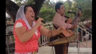 DUO ESPOSOS HUEZO, CANTANDO CON TODO EL CORAZÓN,  UNA CADENA DE COROS