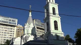 Москва. Церковь Троицы Живоначальной на Шаболовке. Июль 2022 года.