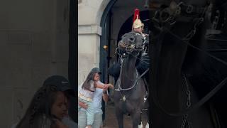 GUARD SAVES TOURISTS FROM HORSE️ | Horse Guards, Royal guard, Kings Guard, Horse, London, 2024