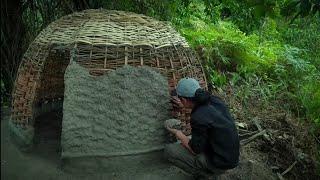 SOLO CAMPING SURVIVAL IN THE FOREST, CREATING A UNIQUE SHELTER, SLEEPING EASY IN HEAVY RAIN & FISH