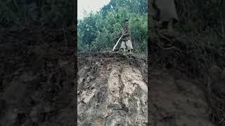 MENEMUKAN SEORANG KAKEK YANG SEMANGAT MEMBUKA JALAN BARU POSISI DIATAS TEBING YANG CURAM