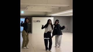 leeseo teaching gaeul and yujin how to dance hype boy