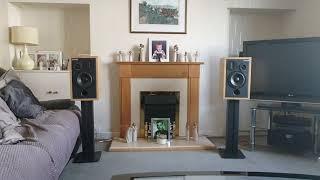 #vinyl The #StyleCouncil#Originlive mat #Rega #RP6 turntable #Arcam/Kralk Audio TDB6 speakers.