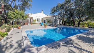 BHHS Portugal Property Presents - Exquisite and well maintained family home in central location