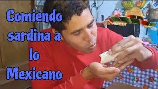 Comiendo Sardina a lo Mexicano 