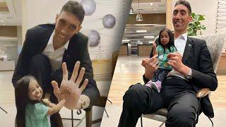 World’s Tallest Man and Shortest Woman Have Fun at Meet Up