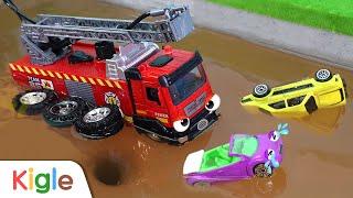 Ayo Selamatkan Mobil yang Jatuh ke Dalam Air! | Mobil Mainan Anak-anak | Kigle TV Indonesia