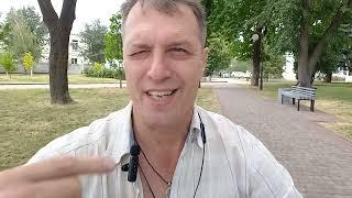 Александр Золотухин и Сергей Костенко распаковывают Пирамиду Маслоу. 