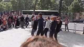 Le groupe Entourage sur la Rue des Champs Elysées a Paris