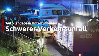 Auto landete bei Verkehrsunfall in Pettenbach in Fußgängerunterführung