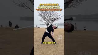 男子自創酷炫離劍術，兩把劍舞動，動作行雲流水#kungfu #shorts