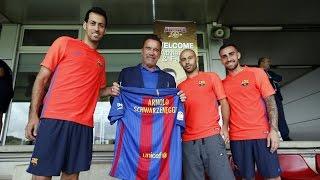 Arnold Schwarzenegger visita el primer equip del FC Barcelona [CAT]