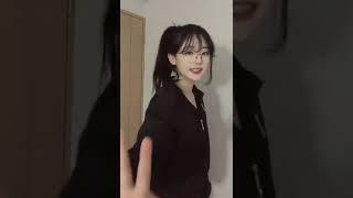 Video tiktok gái xinh lắc mông lộ mu