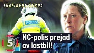 Lastbilschaufför PREJAR motorcykelpolis av vägen! | Trafikpoliserna | Kanal 5 Sverige