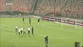 محمد صبحي يؤازر الشناوي حارس الزمالك من أرضية الملعب قبل انطلاق لقاء بيراميدز