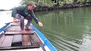 IKAN DAN SIPEMANCING SALING TARIK MENARIK DIKEPALA ARUS SUNGAI INI..!!